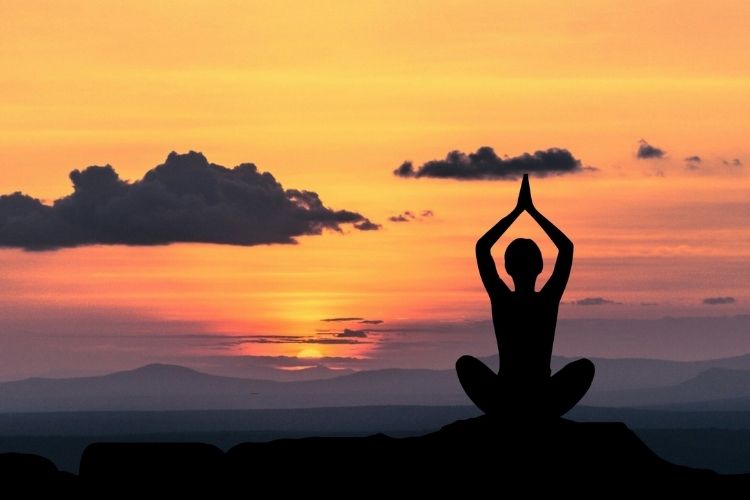 Saluto al sole: come praticare questa posizione yoga